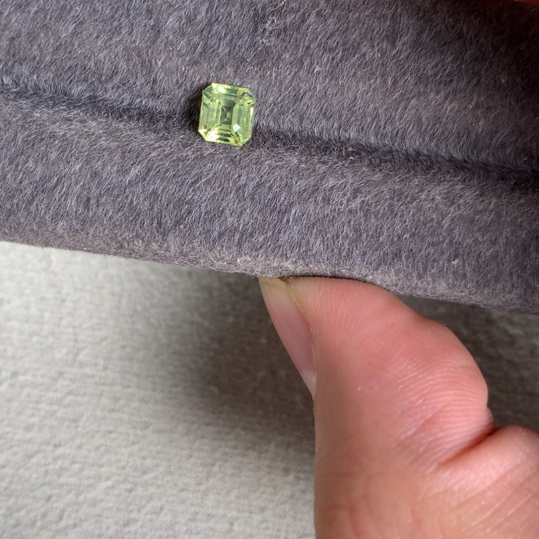 金绿宝石裸石1.05 金绿荧光笔