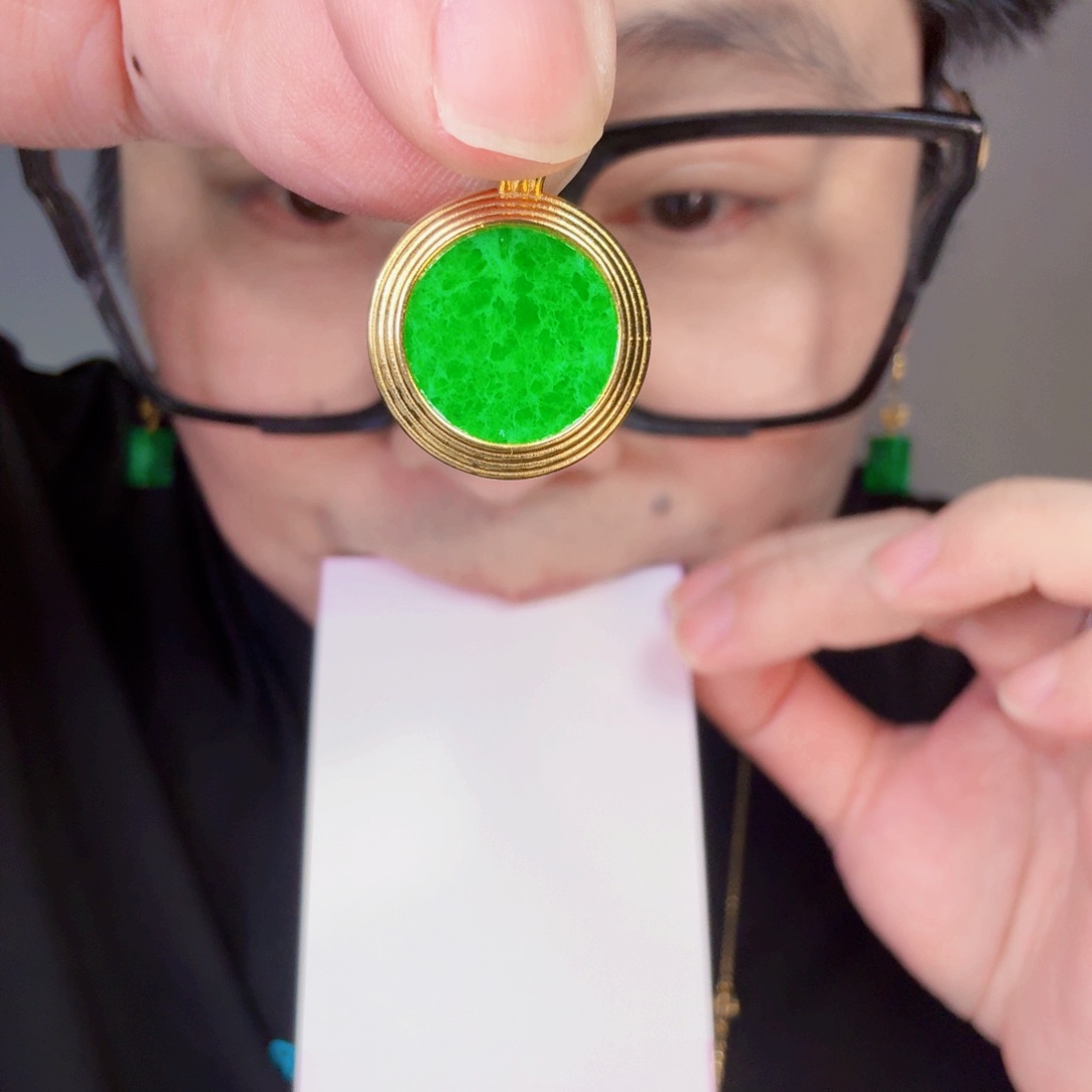 翡翠未镶嵌颈饰一件