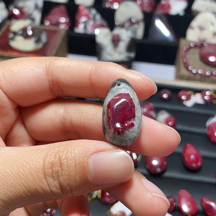 天然辰砂原石晶体吊坠