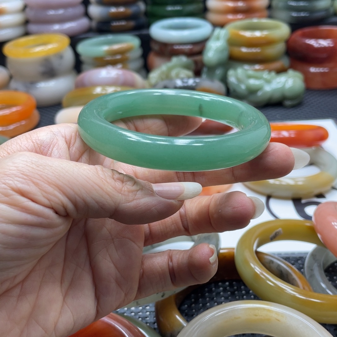 石英岩玉未镶嵌手镯