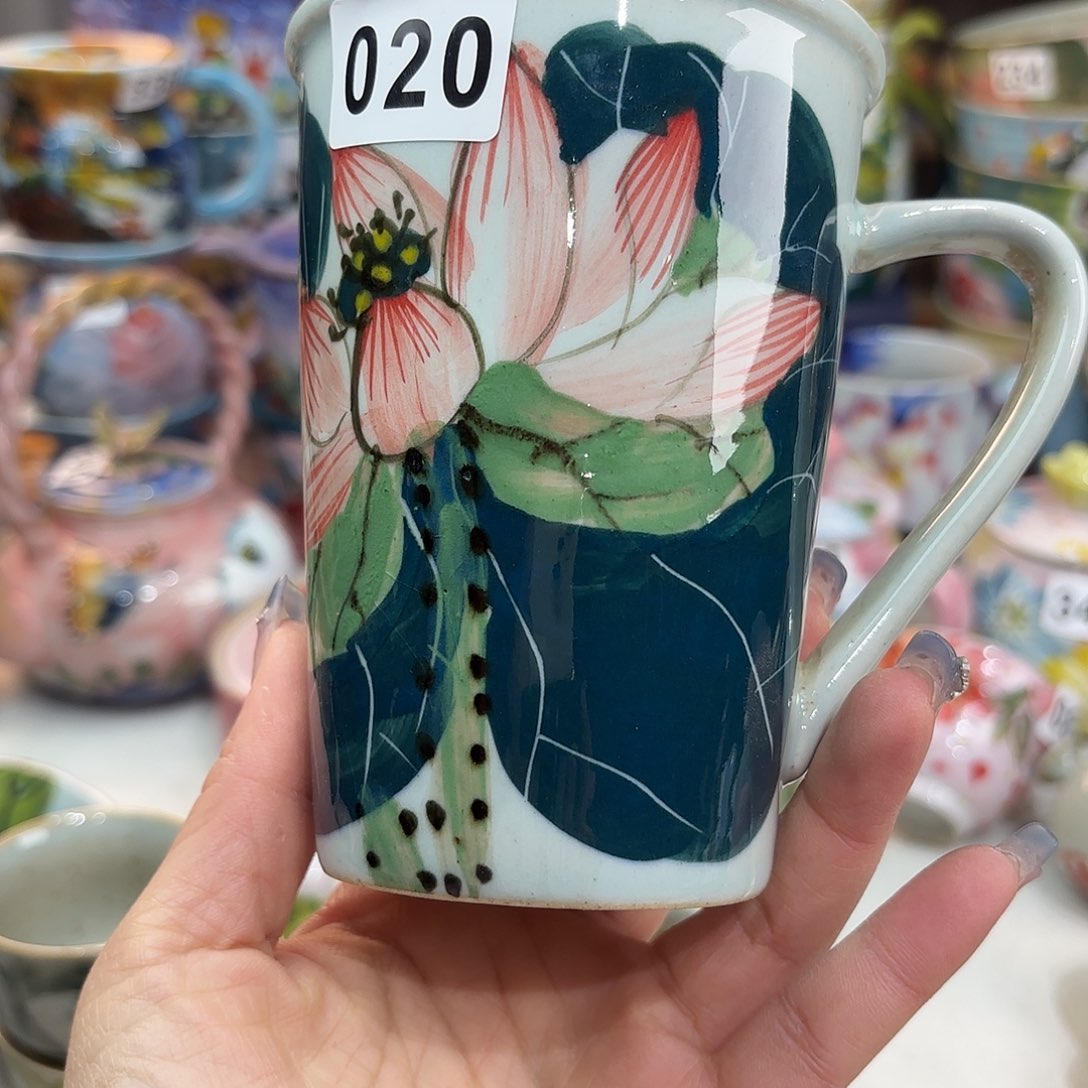 瓷片在干嘛我也在洗头发睡觉啊亲爱