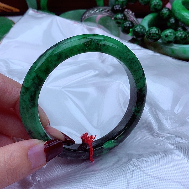 翡翠手镯未镶嵌翡翠