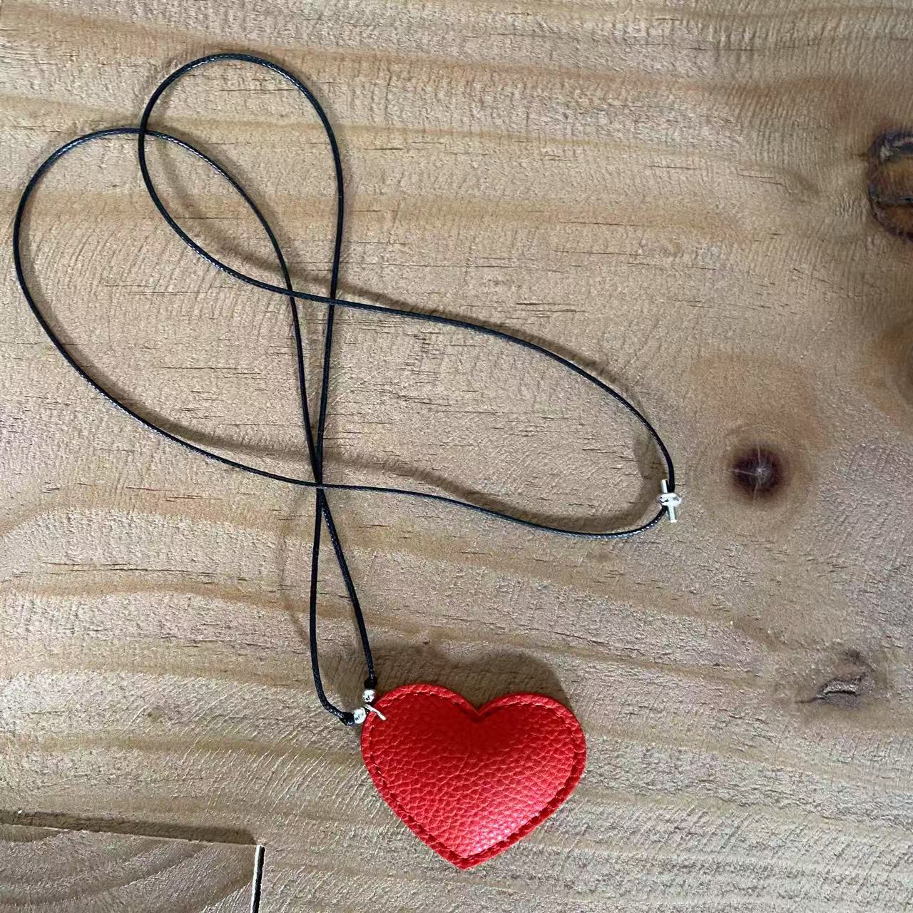 非金属皮质项链 2025夏季新款百搭小众红色爱心细绳项链2EE1901