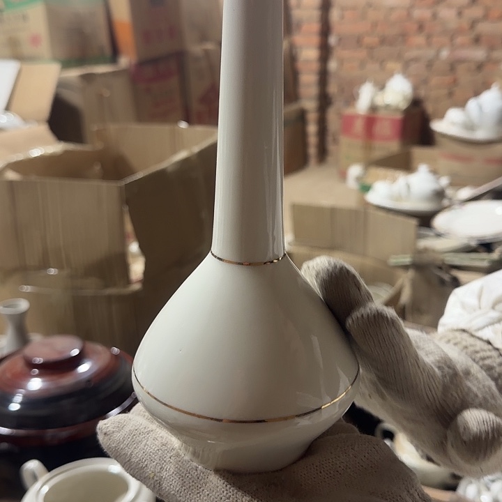 库存微瑕春雷花瓶一个