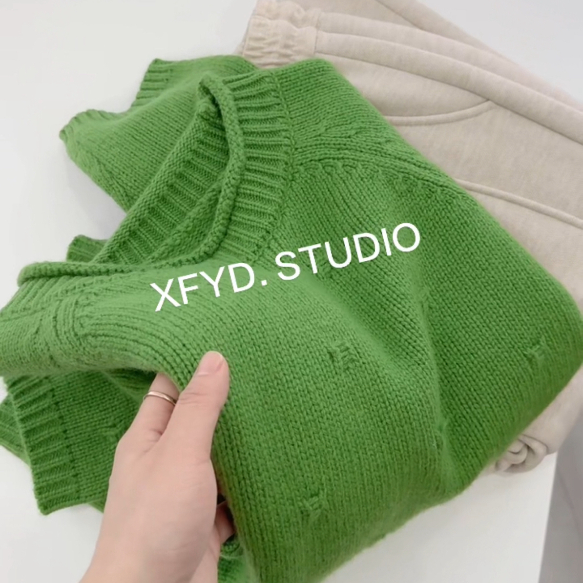 小朵家XFYD. 新品#D709卷边马蹄肩厚款套头毛衣