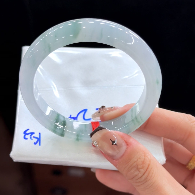 52正圈胶底飘花意境感翡翠手镯