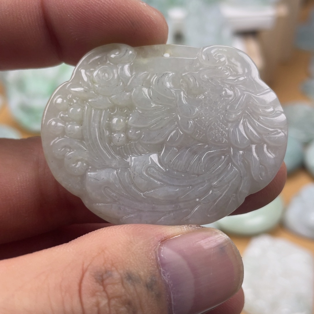 翡翠未镶嵌颈饰如意锁牌