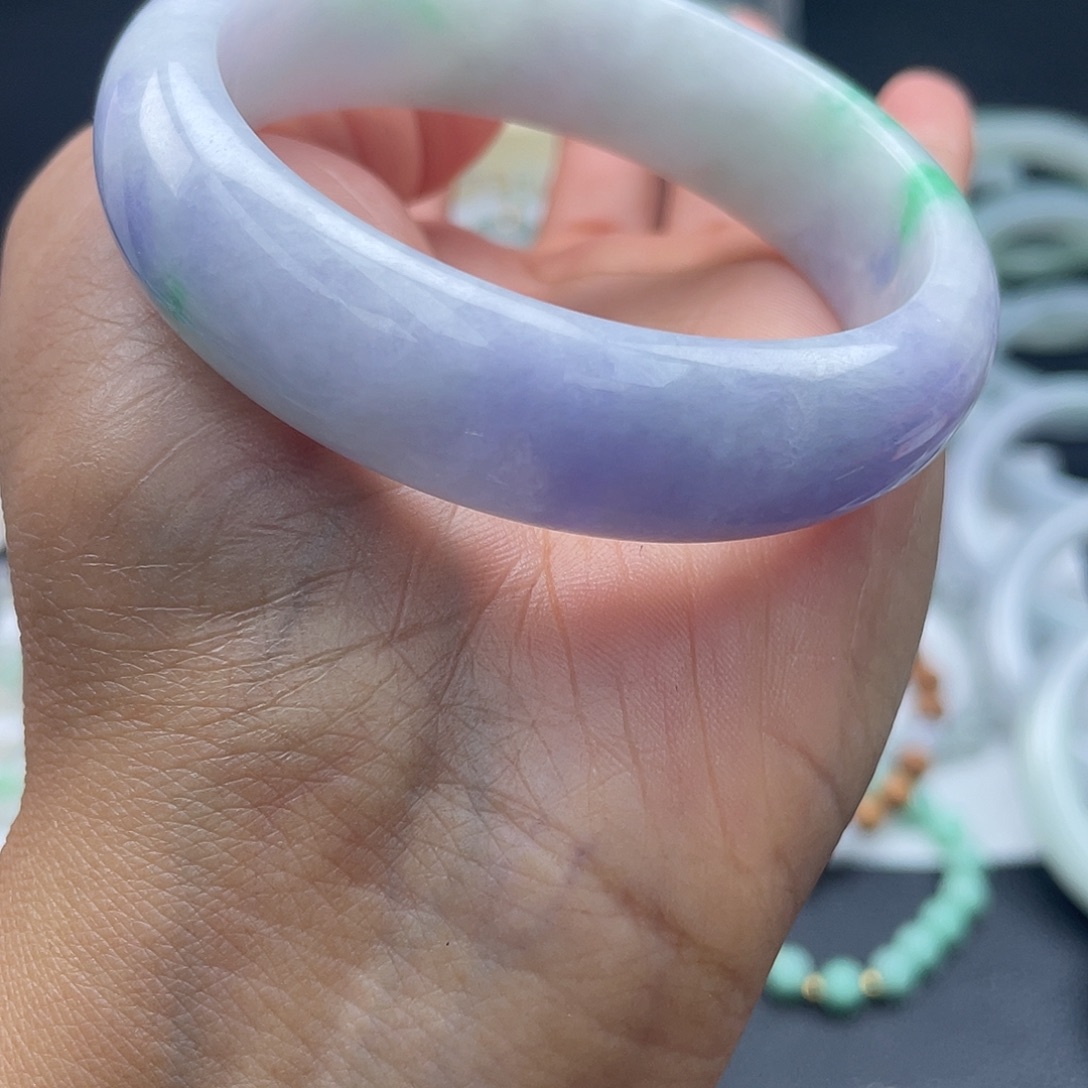 翡翠未镶嵌手镯春带彩