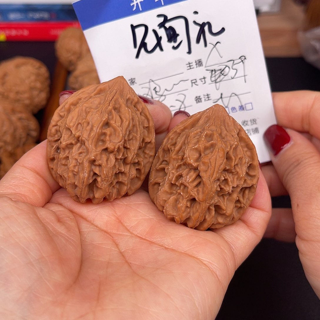 桃核吊坠鸡心39尺。 见面礼