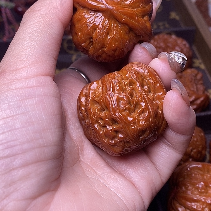 带***瑰文玩核桃吊坠早早