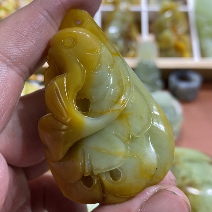 蛇纹石玉颈饰未镶嵌