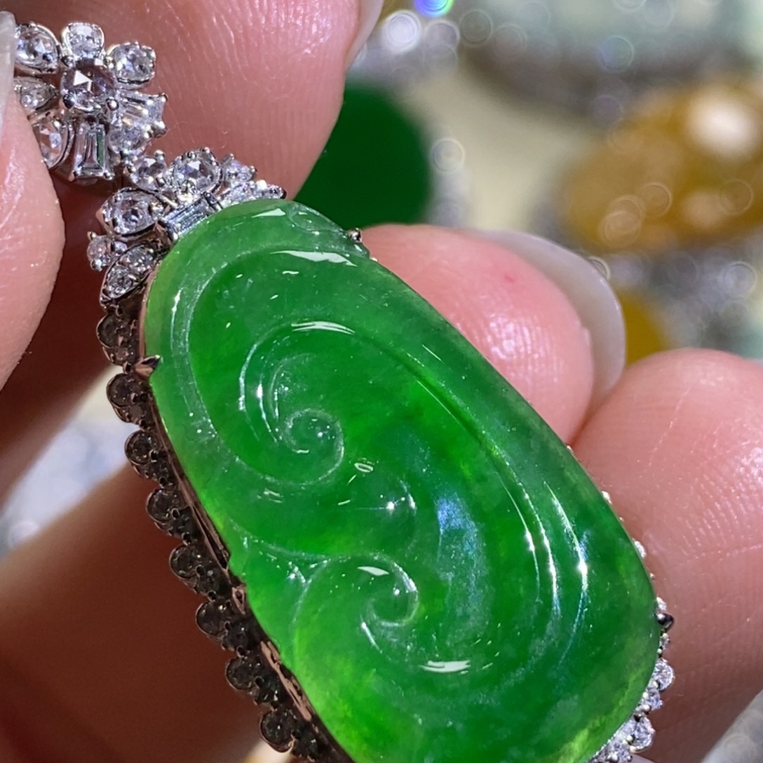 蝴***兰翡翠18K金镶嵌颈饰如意