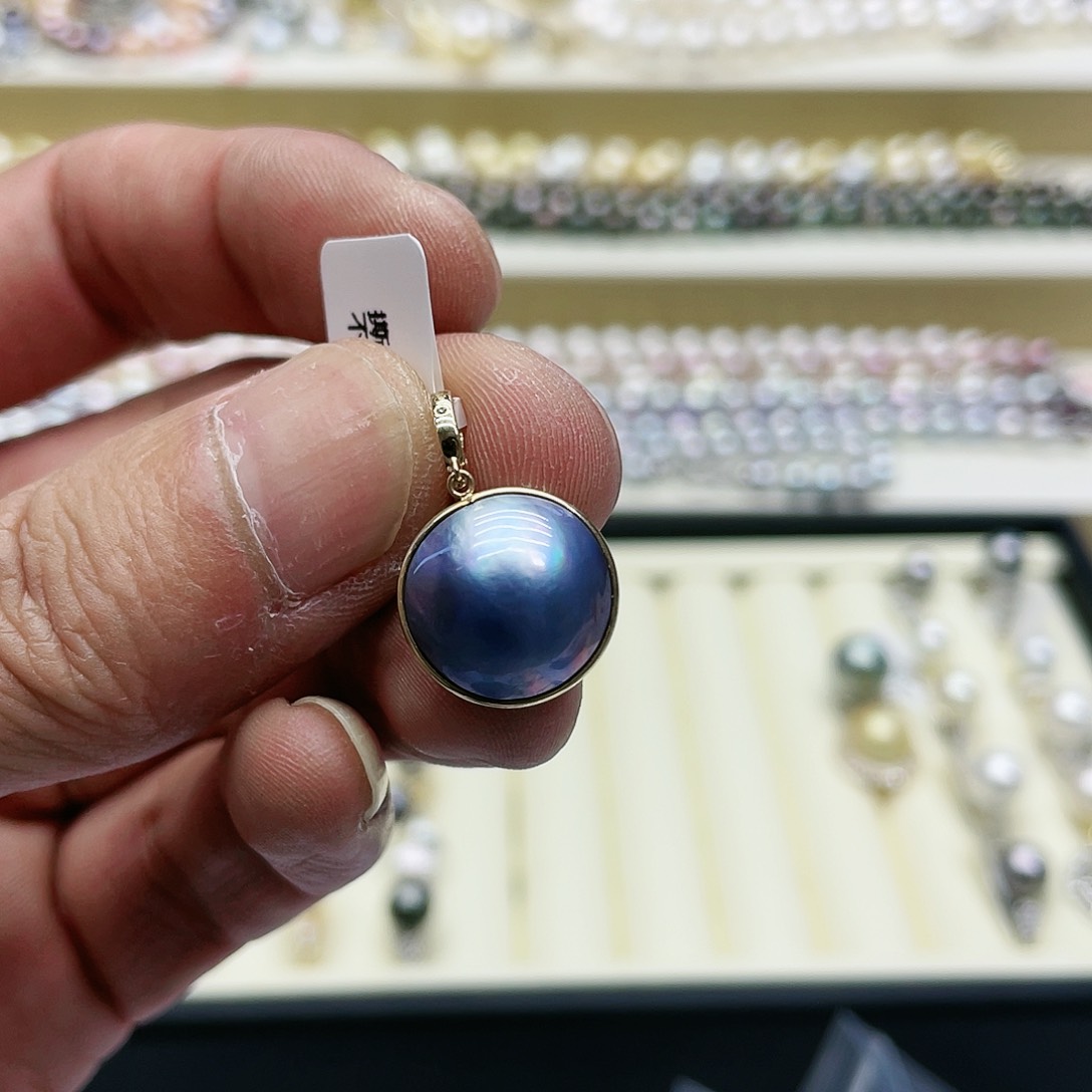 拼合珍珠（马贝珠）颈饰18K金镶嵌