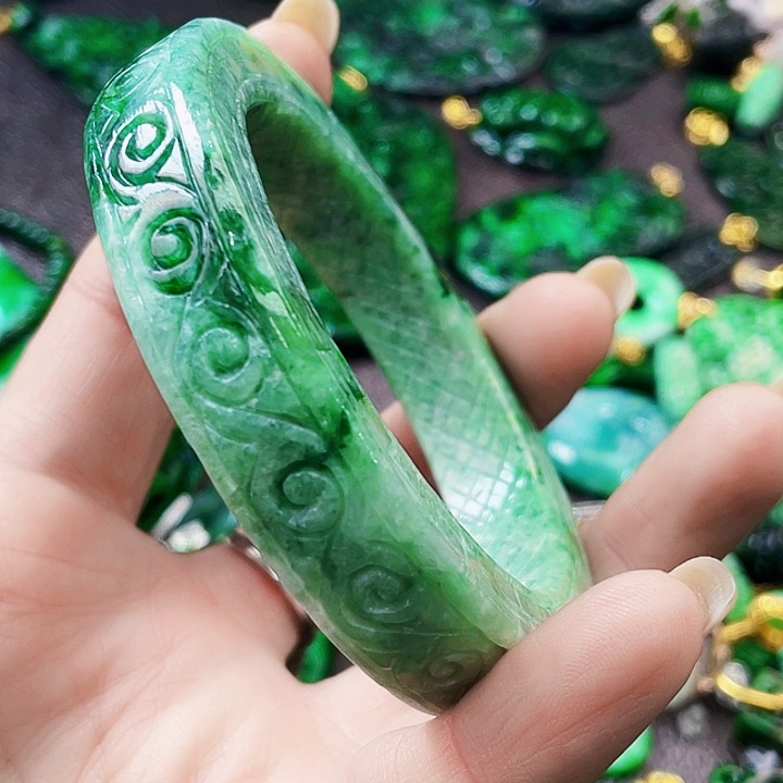 翡翠未镶嵌颈饰多样性