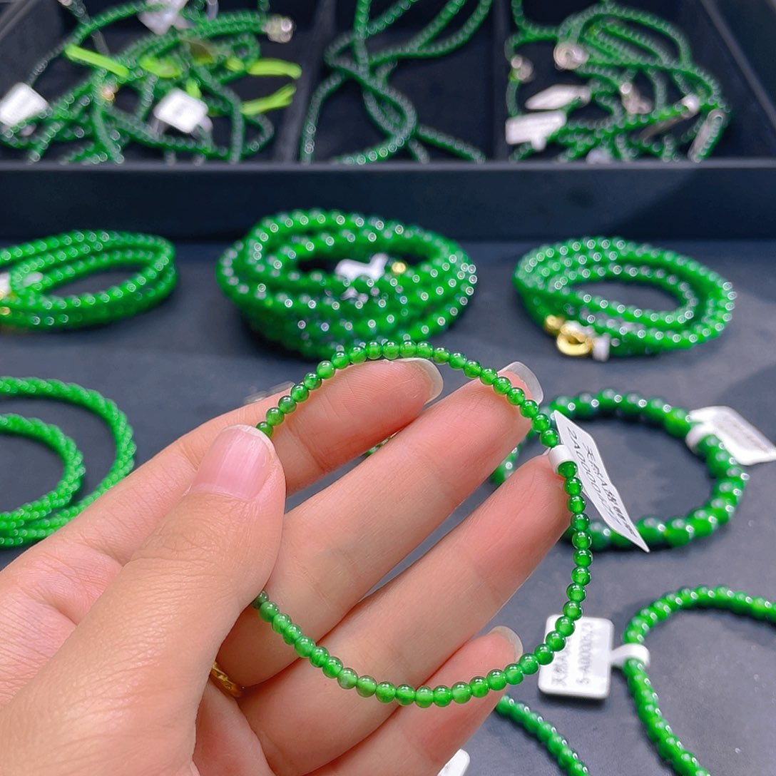 翡翠未镶嵌颈饰   