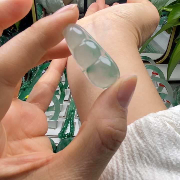 石英质玉未镶嵌颈饰