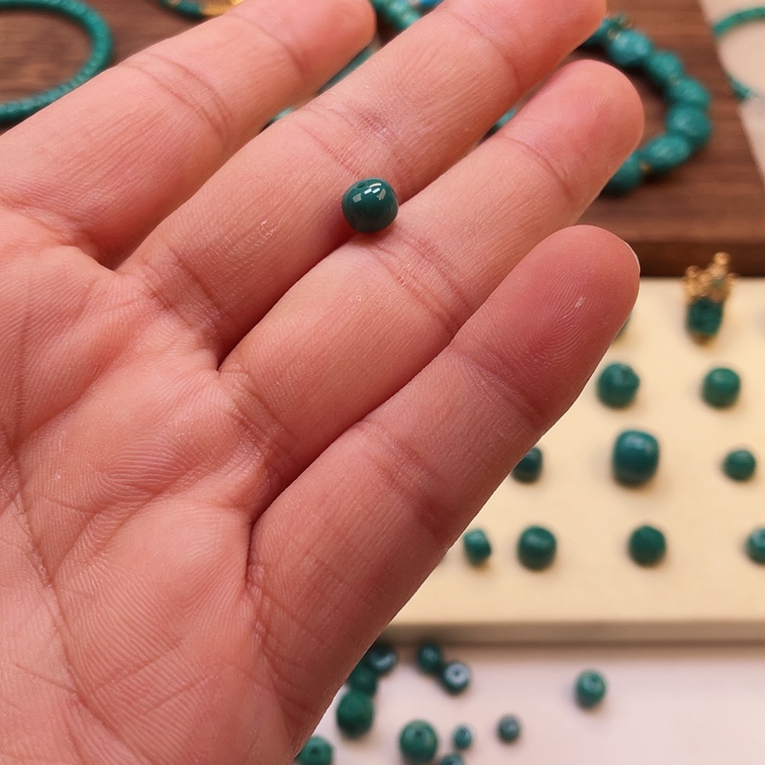 绿松石颈饰未镶嵌