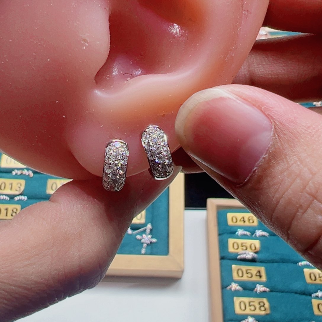 钻石耳饰18K金镶嵌满天星耳扣8mmK白