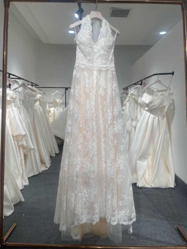 择月 挂脖蕾丝婚纱