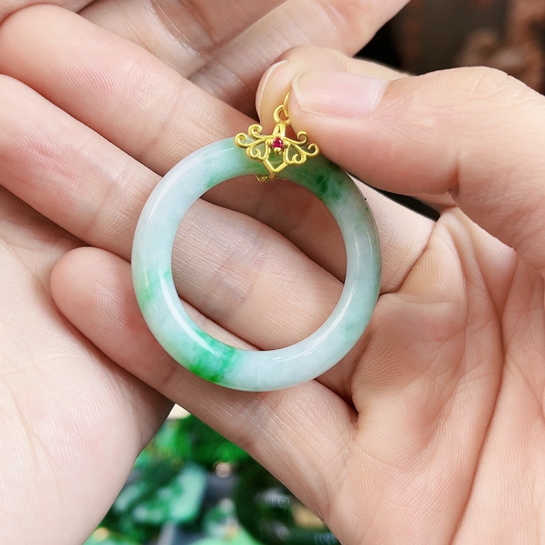 翡翠颈饰银S925镶嵌吊坠多样性