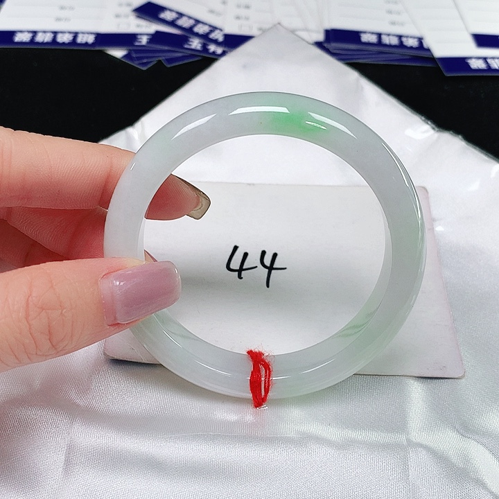 翡翠手镯未镶嵌翡翠手镯未镶嵌