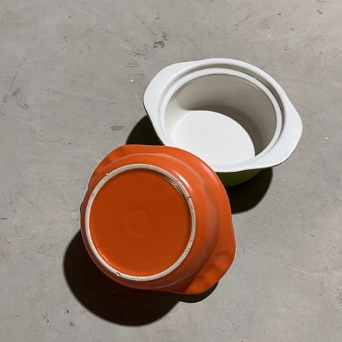 微瑕，明火，口径17高8无盖外橙内白，外绿内白各一个