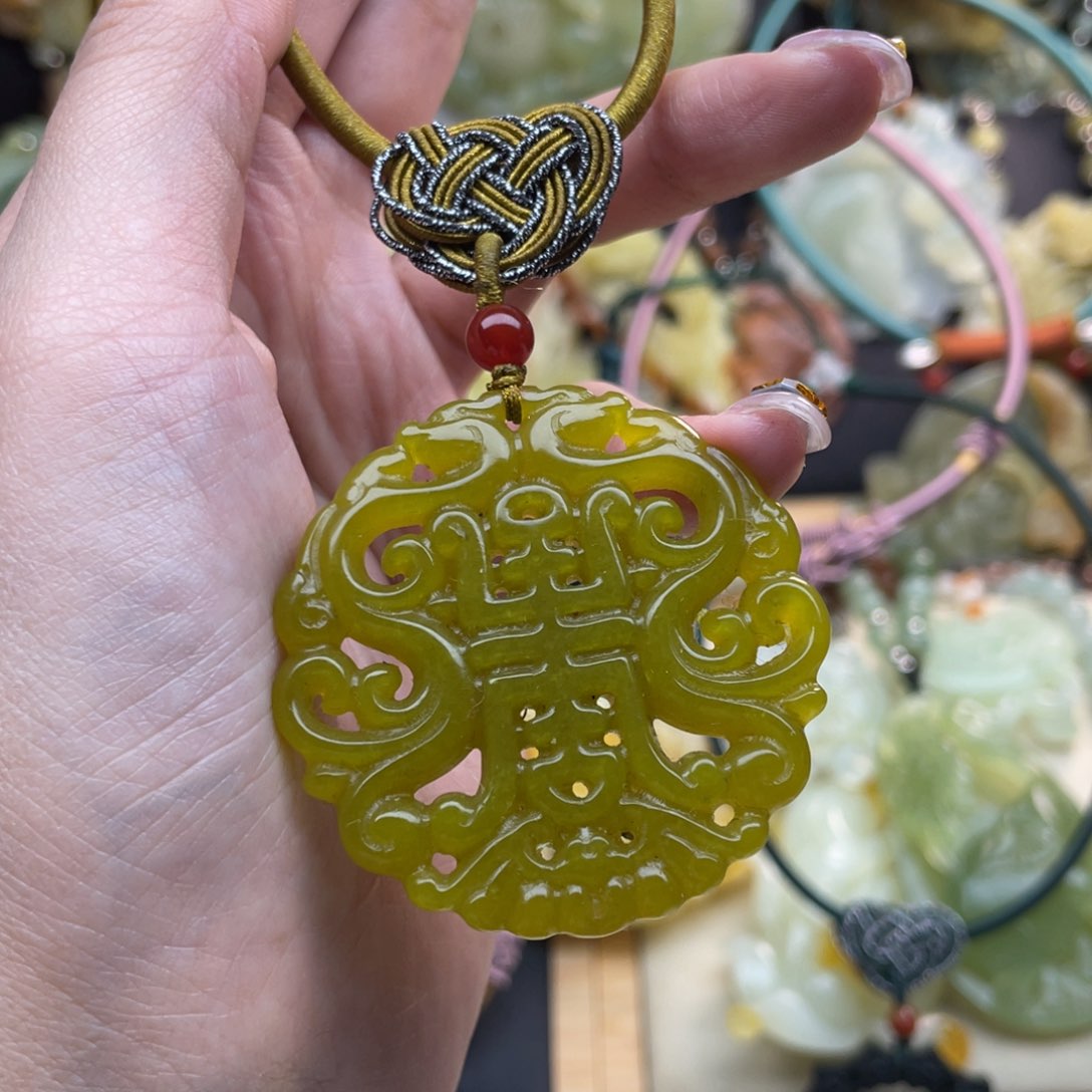 蛇纹石玉颈饰未镶嵌