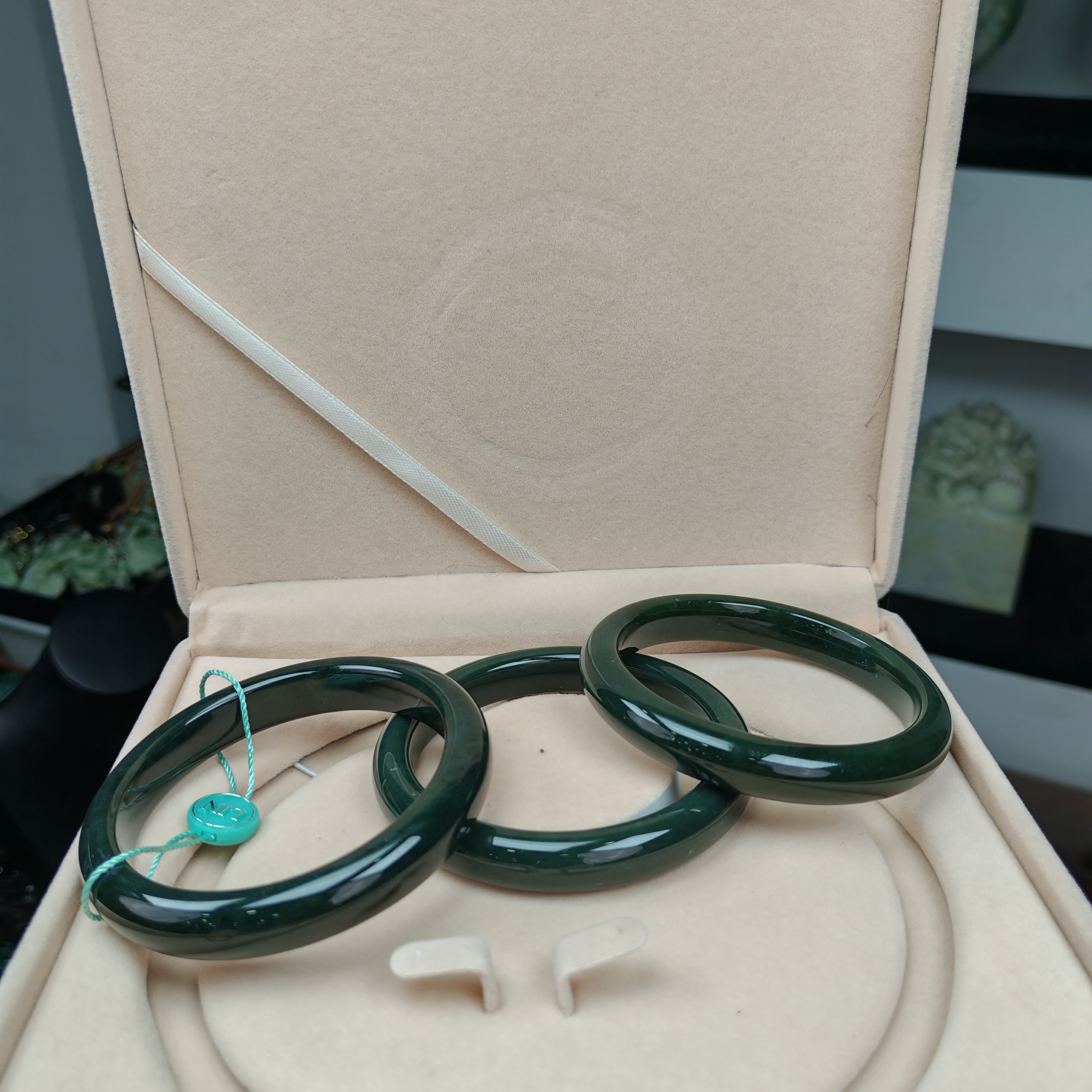 12-13和田玉精美沙枣青正圈手镯（随机发货，其中一个）=