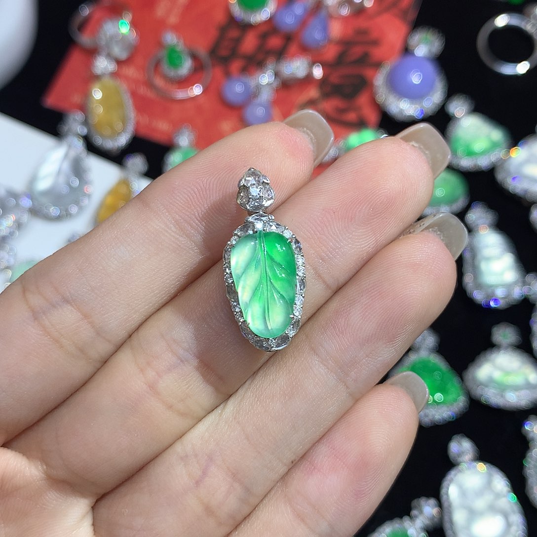 翡翠吊坠(赠链)18K金镶嵌