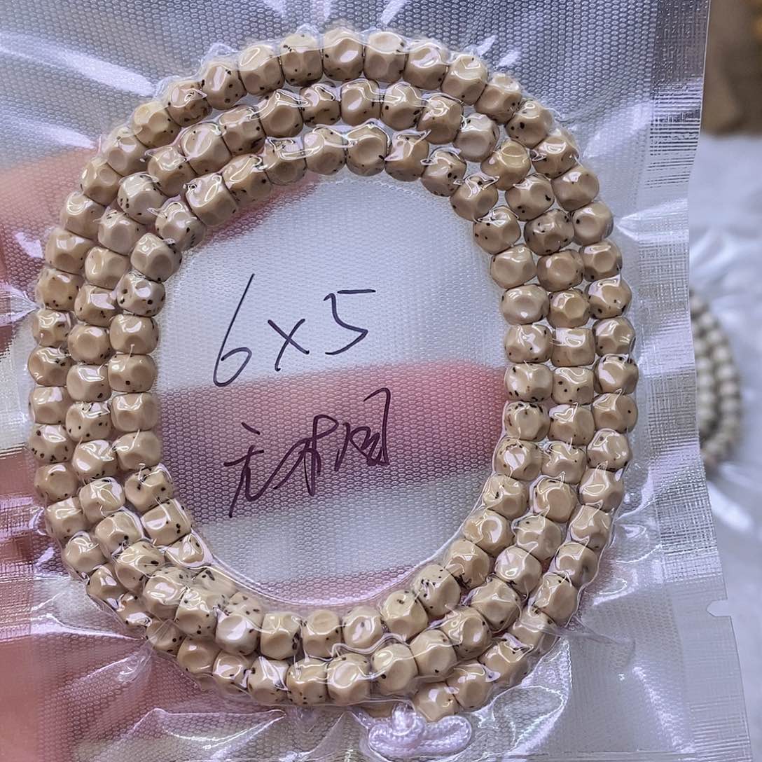 星月菩提手串鸡油黄