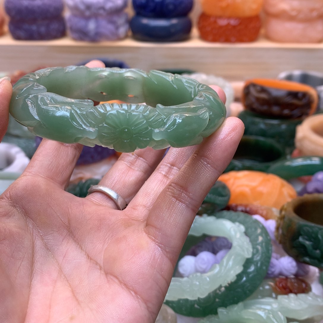 未镶嵌手镯石英质玉樱****。