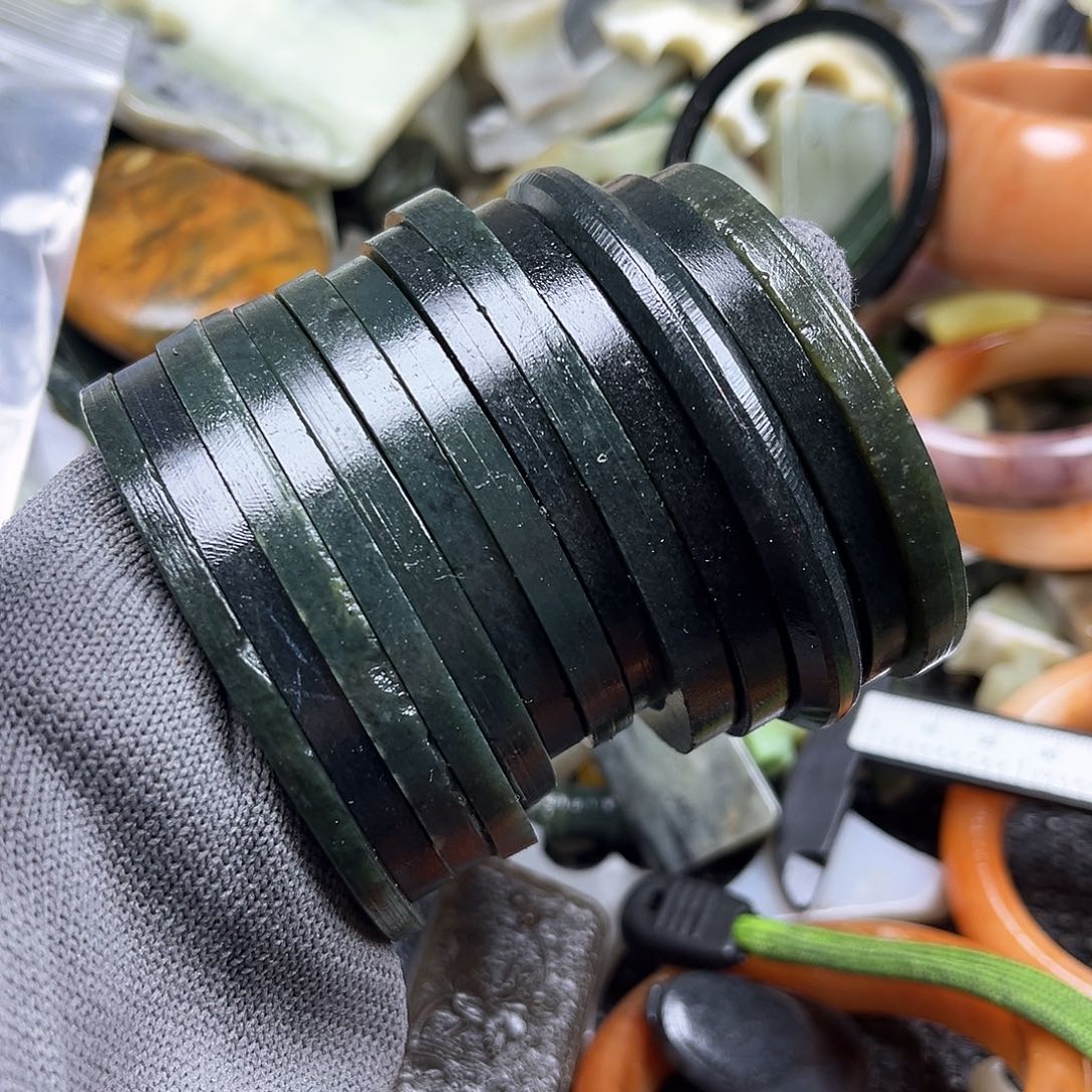 颈饰未镶嵌石英岩玉