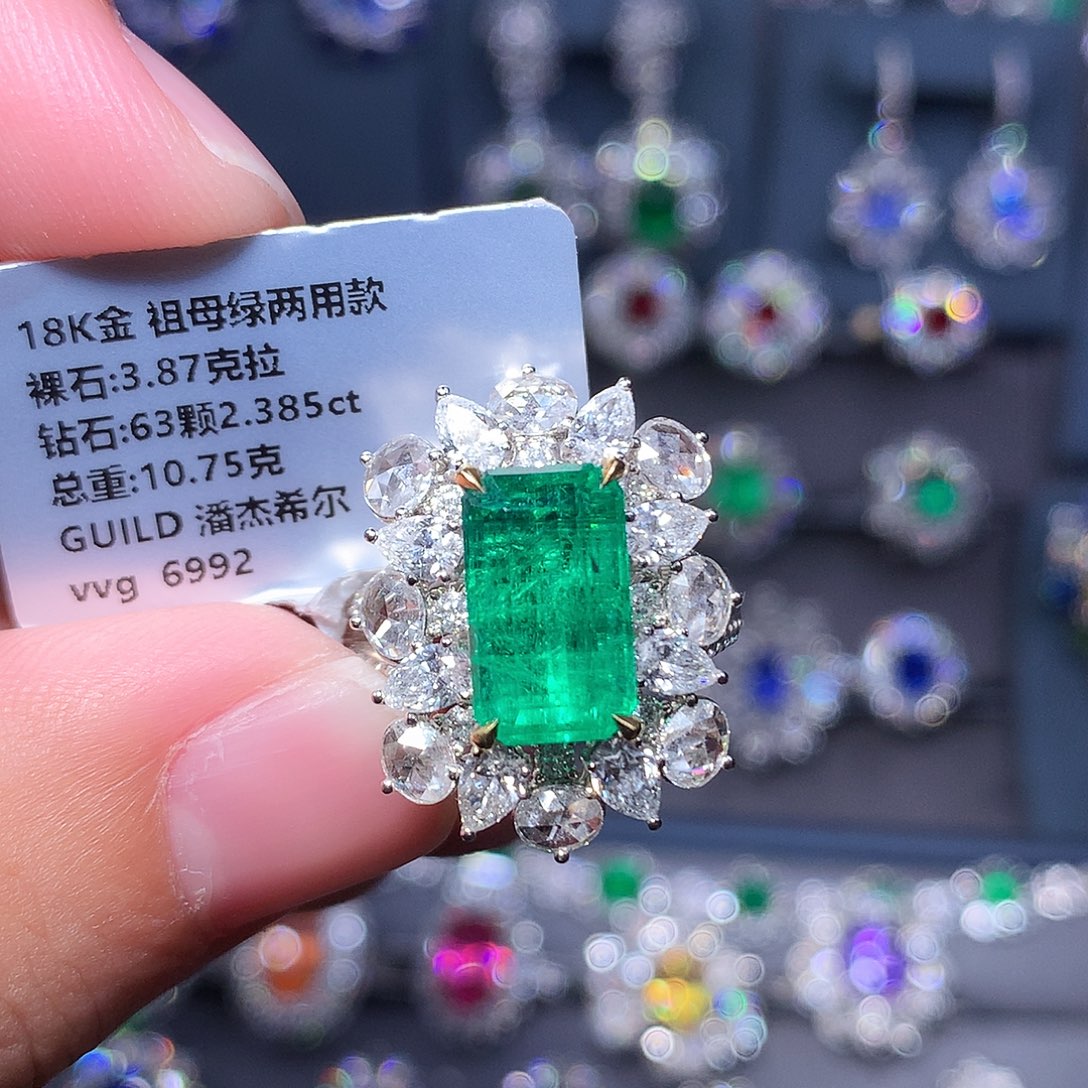 18K金镶嵌祖母绿戒指