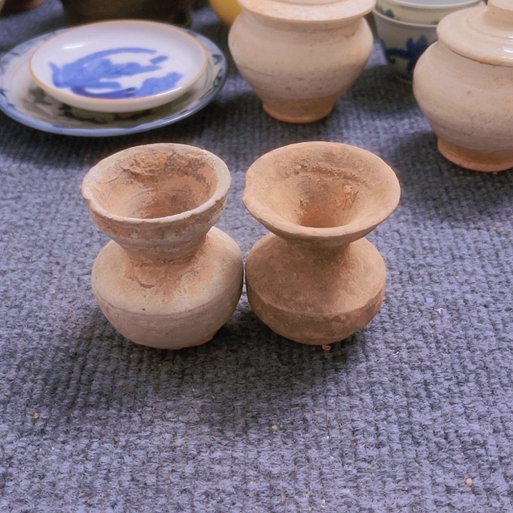 瓶酱黄釉纹饰小罐一个