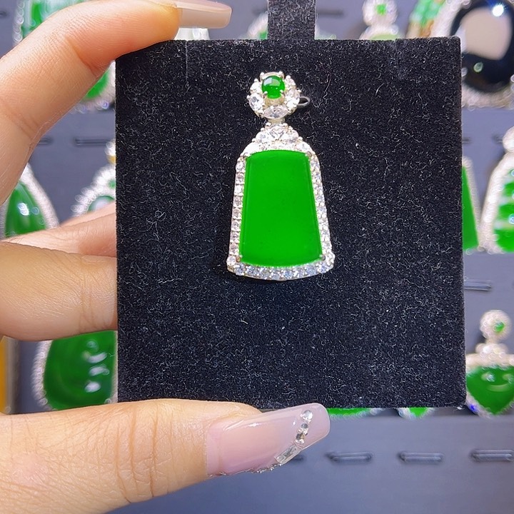 翡翠颈饰未镶嵌无事牌