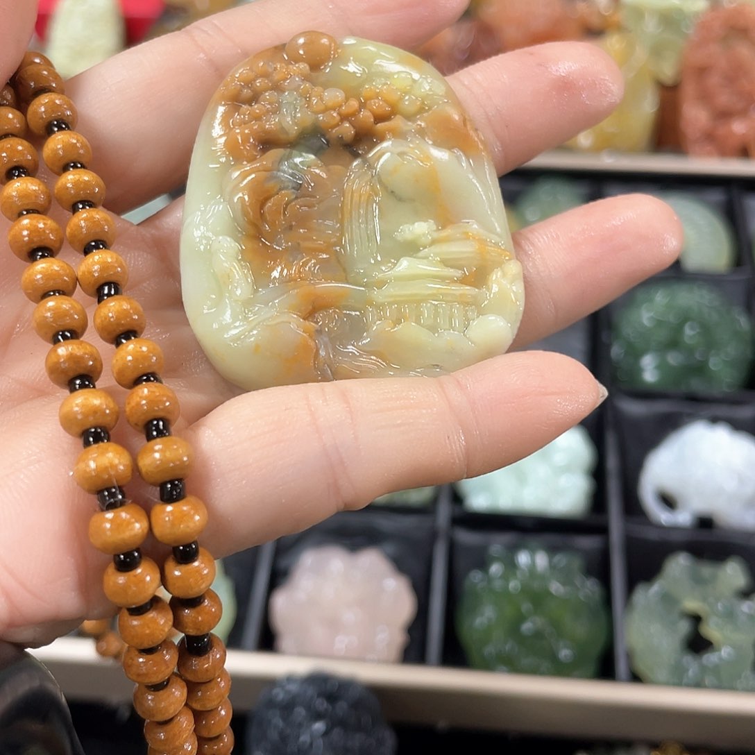 蛇纹石玉颈饰合金