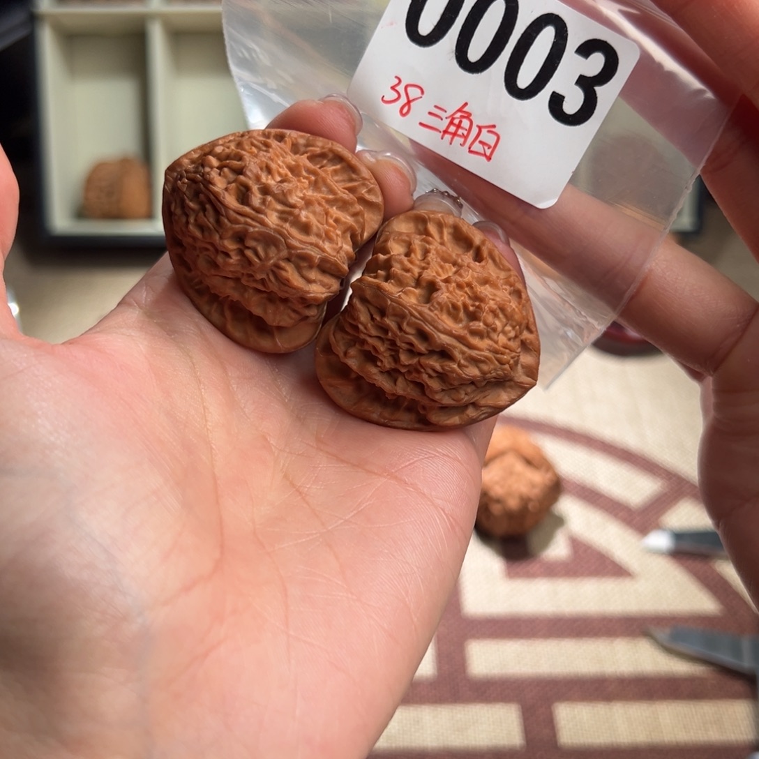 嚯****38三角白文玩核桃