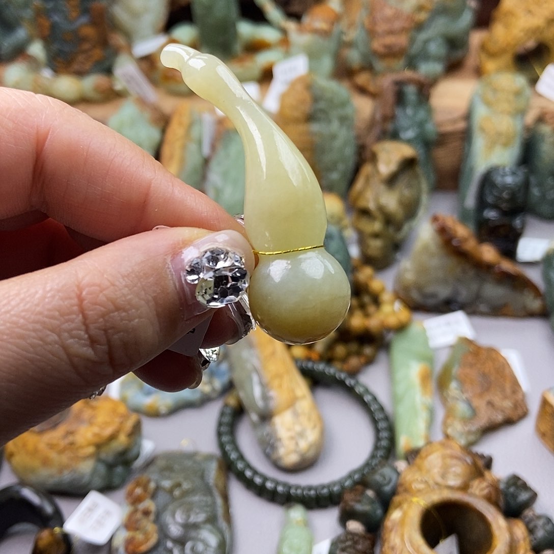 岫岩老玉（透闪石质玉）挂坠未镶嵌