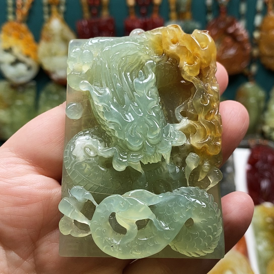 蛇纹石玉未镶嵌颈饰福利龙牌