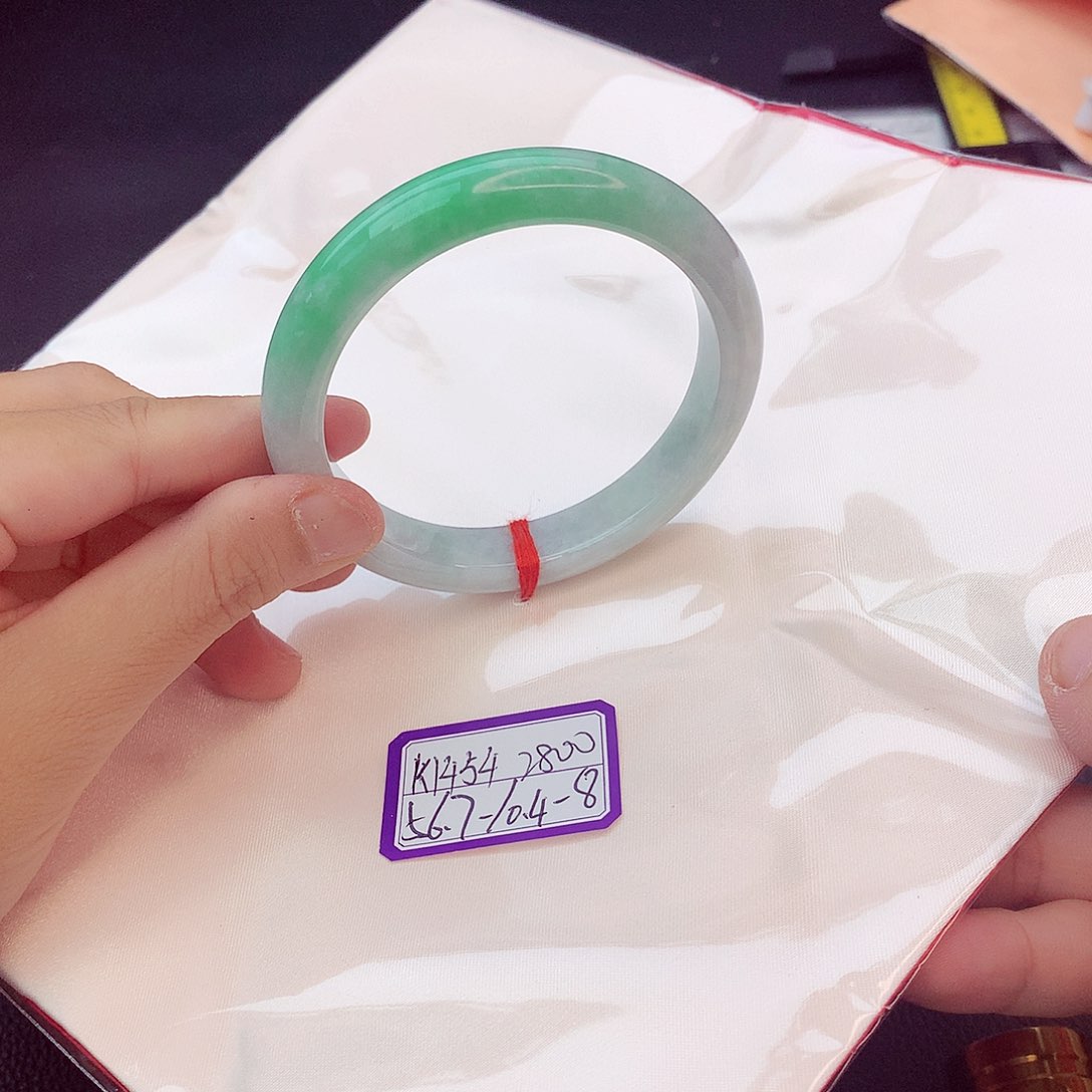 翡翠手镯未镶嵌翡翠