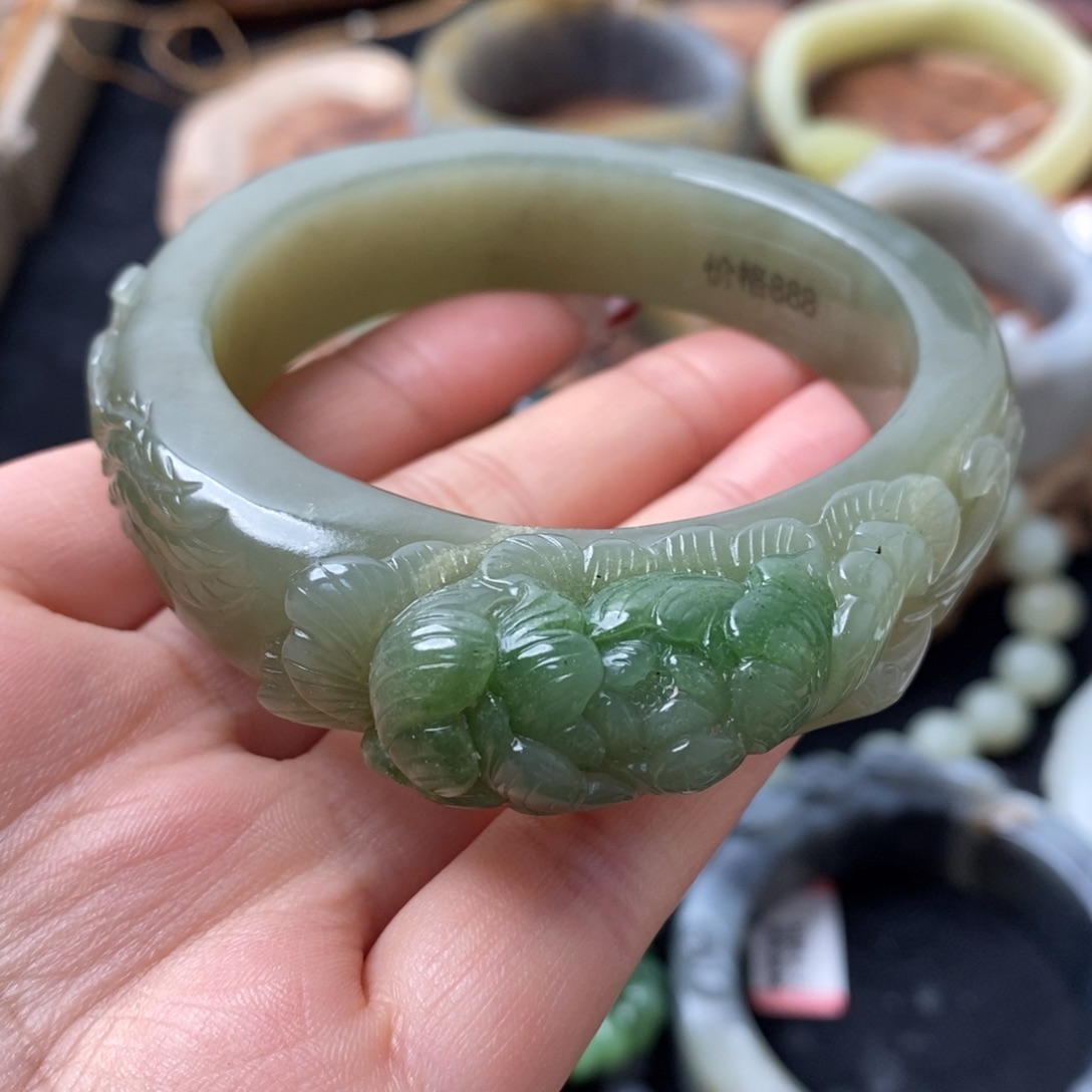 和田玉未镶嵌翠青莲花手镯57#
