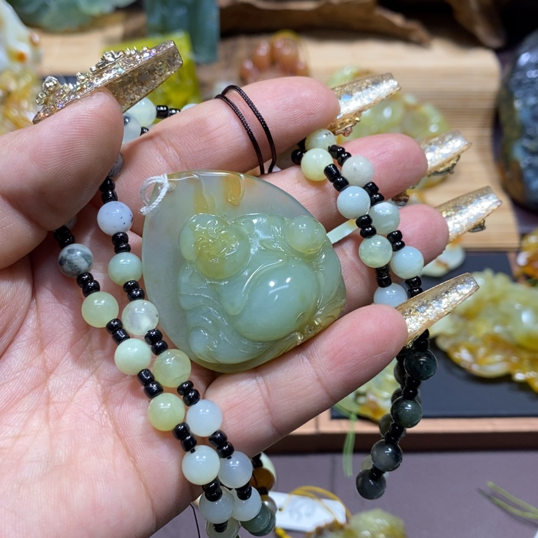 蛇纹石玉颈饰未镶嵌钟*