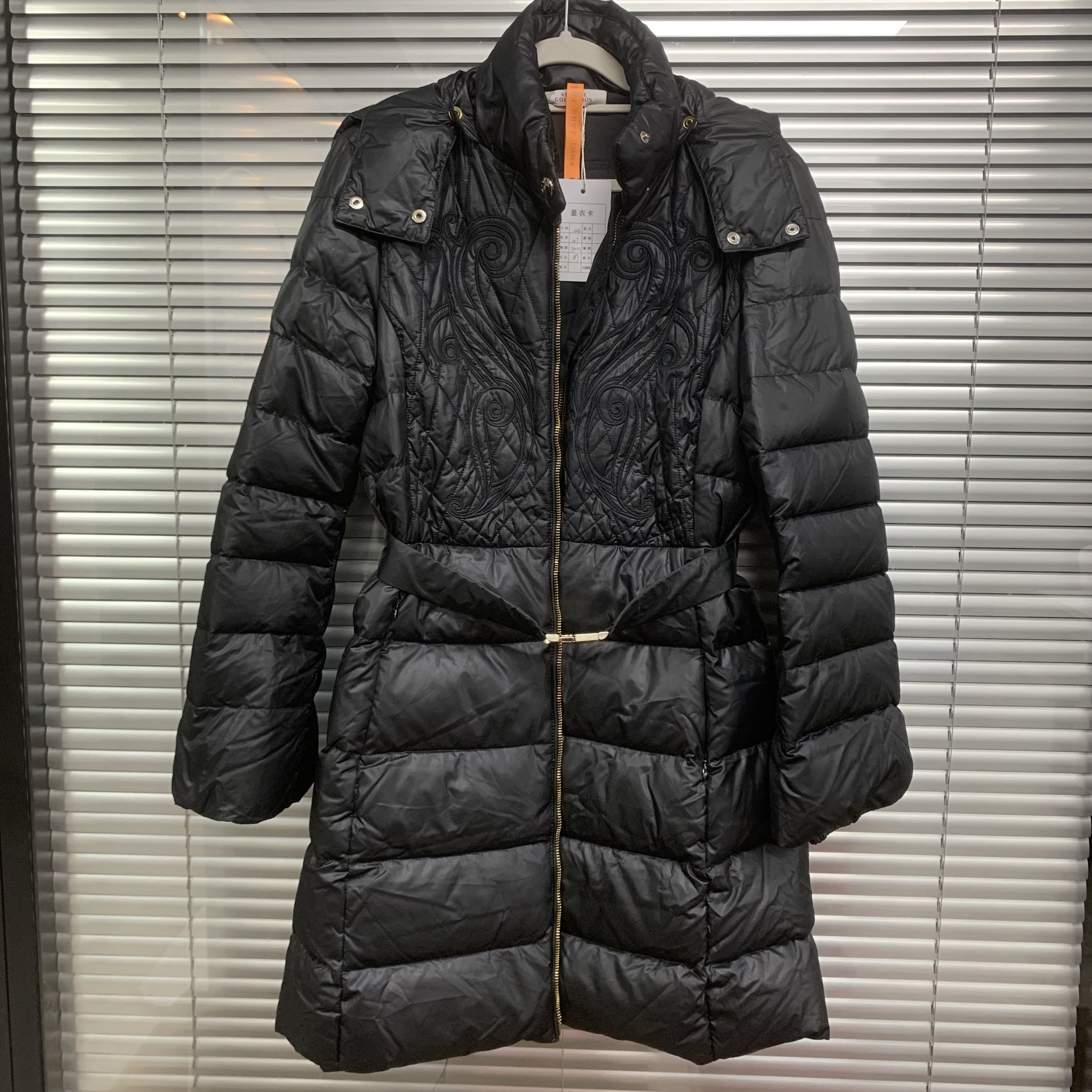 99新 VERSACE/范思哲 黑色中长款连帽羽绒服/44码/D01973