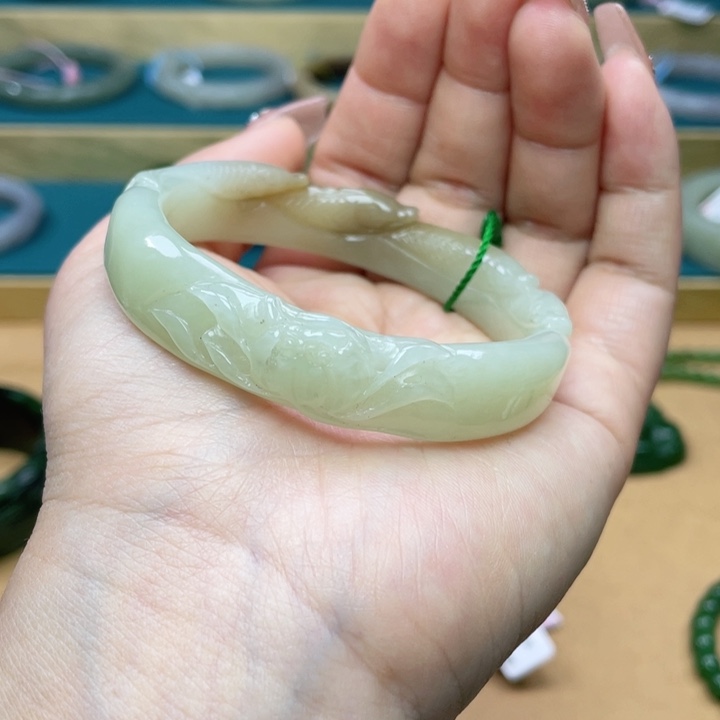 和田玉手镯56圈口。编号15未镶嵌