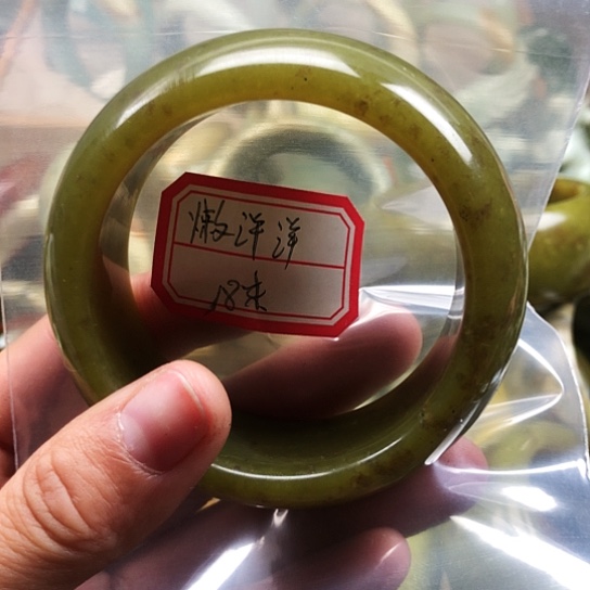 蛇纹石玉手镯未镶嵌懒*洋