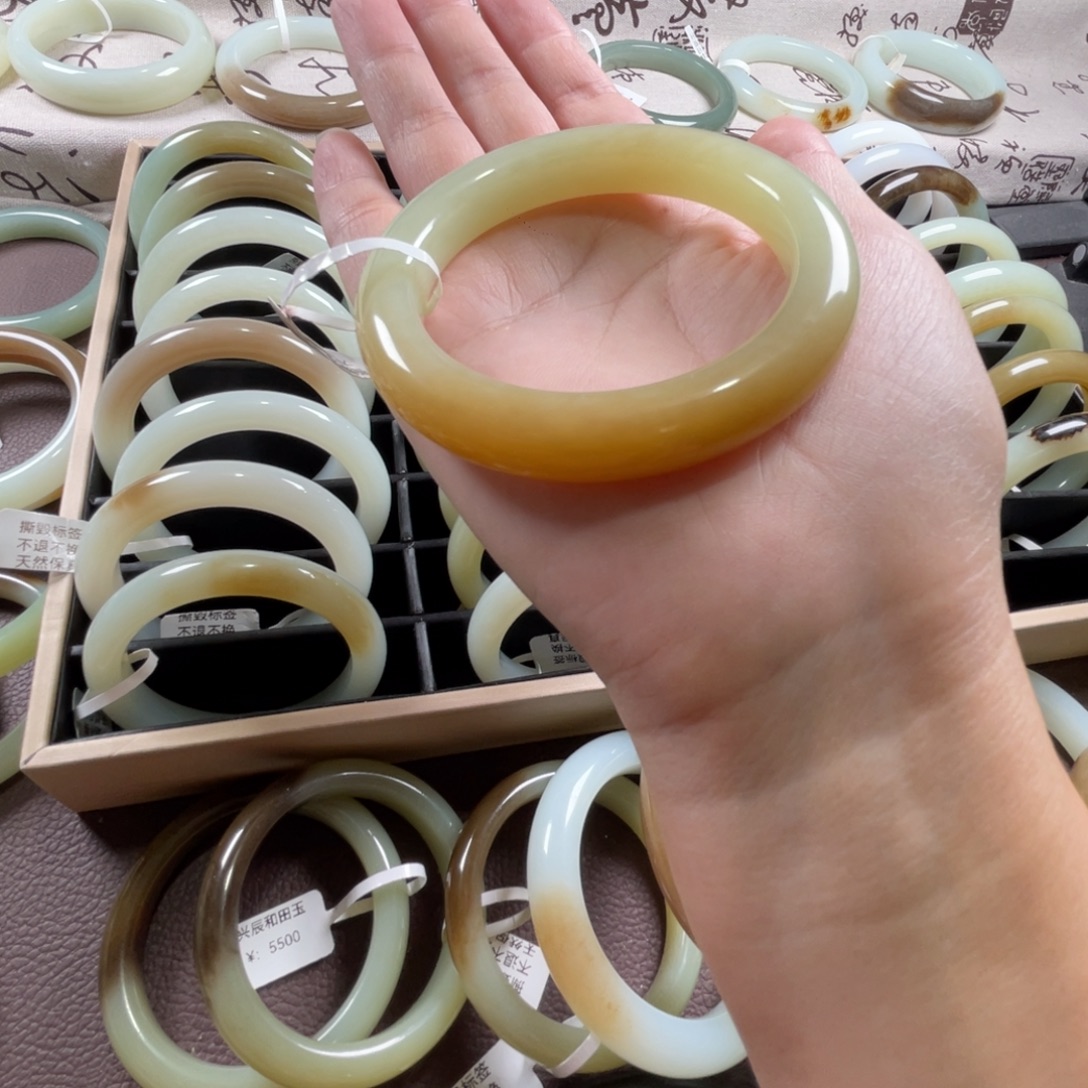 和田玉未镶嵌手镯