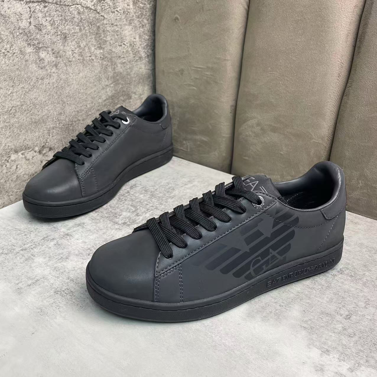 全新未使用 AX ARMANI EXCHANGE/阿玛尼 黑色炫彩板鞋40码放置