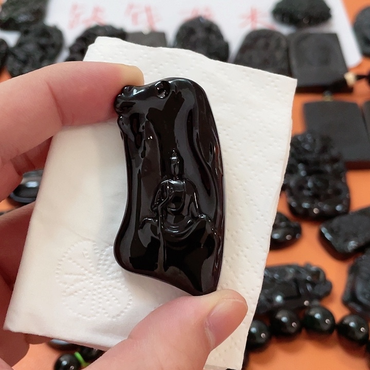 翡翠颈饰未镶嵌思****n