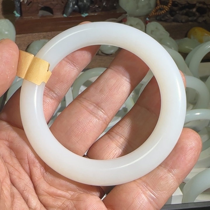 和田玉手镯未镶嵌