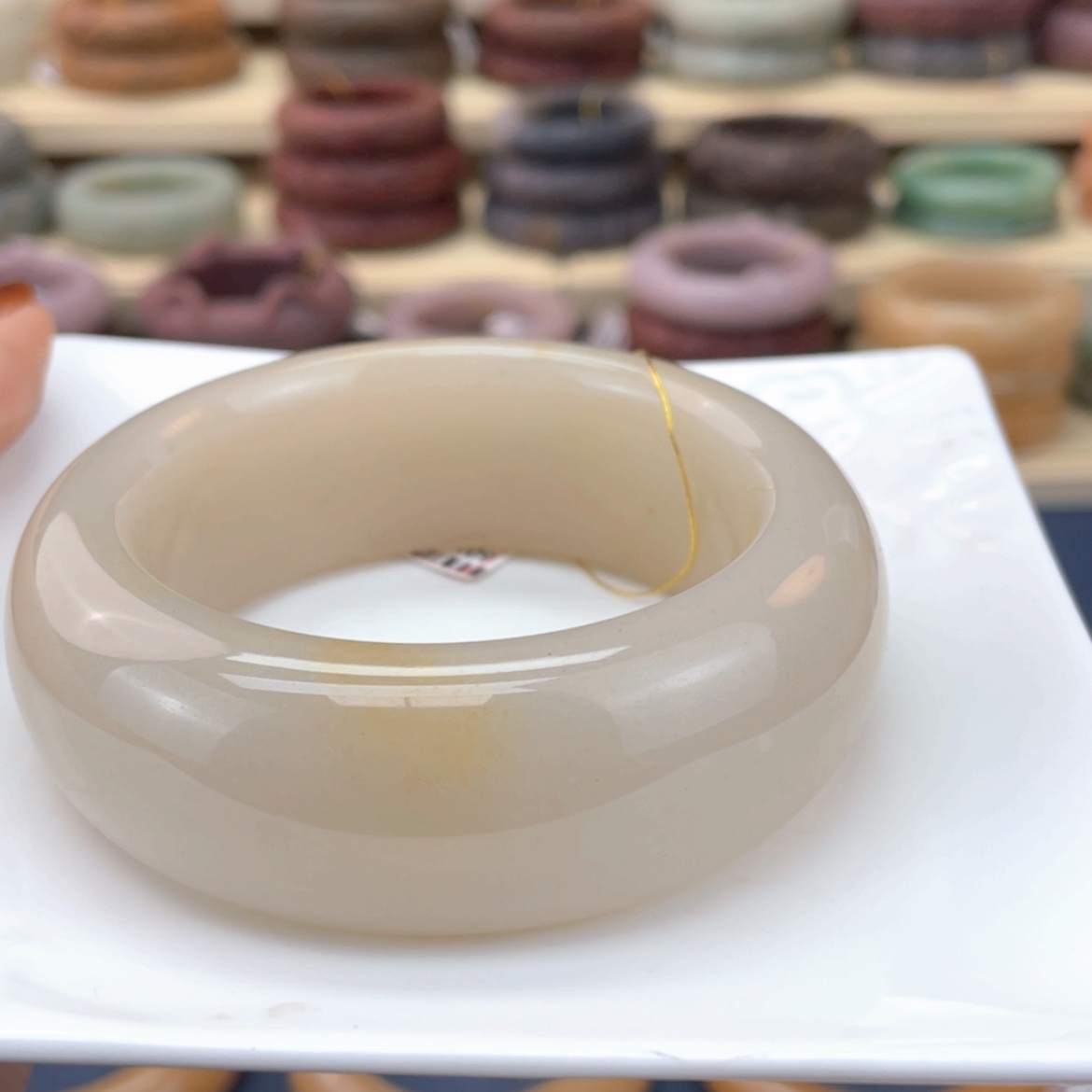 【闪购商品】石英质玉手镯未镶嵌会****鸡